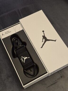 ⚫️⚪️Brand new Jordan Flight keychain/phone Charm
